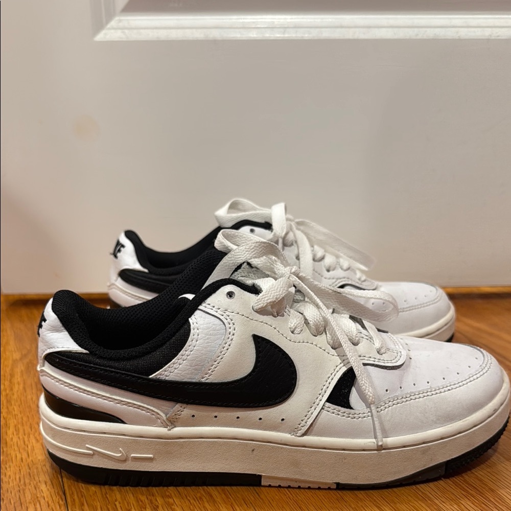 Nike White and Black Sneakers